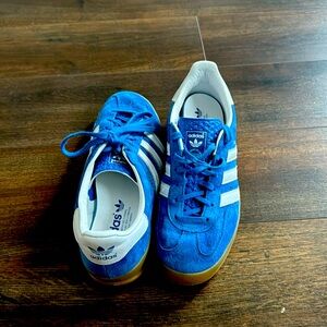 Adidas Gazelle Indoor blue  like new size 8m/9w